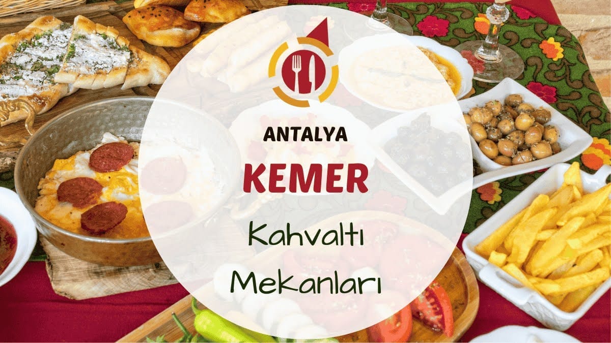 Kemer'de deniz manzaralı bir masada serpme kahvaltı tabağı görünümü