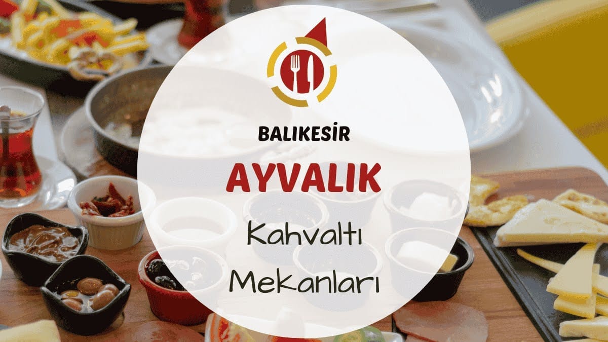 Ayvalık taş sokakta ahşap masada zeytinyağı çeşitleri ve Ege otlu yumurta bulunan kahvaltı tabağı