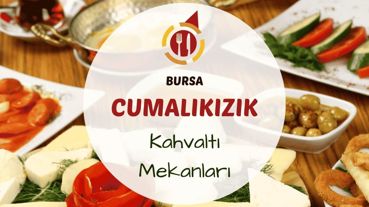 Cumalıkızık köyünde arnavut kaldırımlı dar sokakta taş evin avlusunda kurulan kahvaltı sofrası