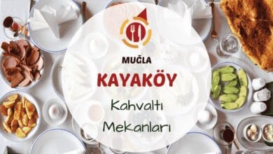 Muğla Kayaköy kahvaltı mekanlarını gösteren taş evler arasında kurulmuş doğal kahvaltı masası görseli