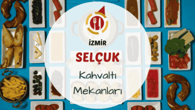 İzmir Selçuk kahvaltı mekanlarını gösteren tarihi taş evlerin avlusunda veya yeşillikler içinde kurulmuş serpme kahvaltı masası görseli