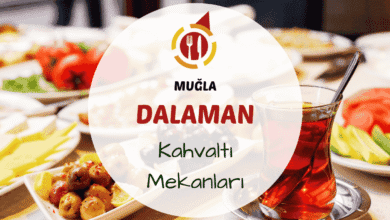 Muğla Dalaman kahvaltı mekanlarını gösteren doğa içinde veya dere kenarında kurulmuş zengin serpme kahvaltı masası görseli