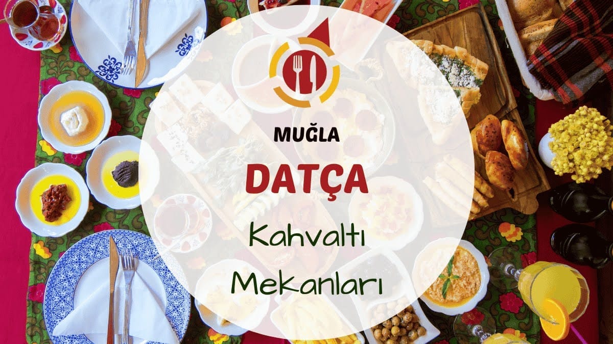 Datça sahilinde denize karşı hazırlanmış serpme kahvaltı masası görünümü