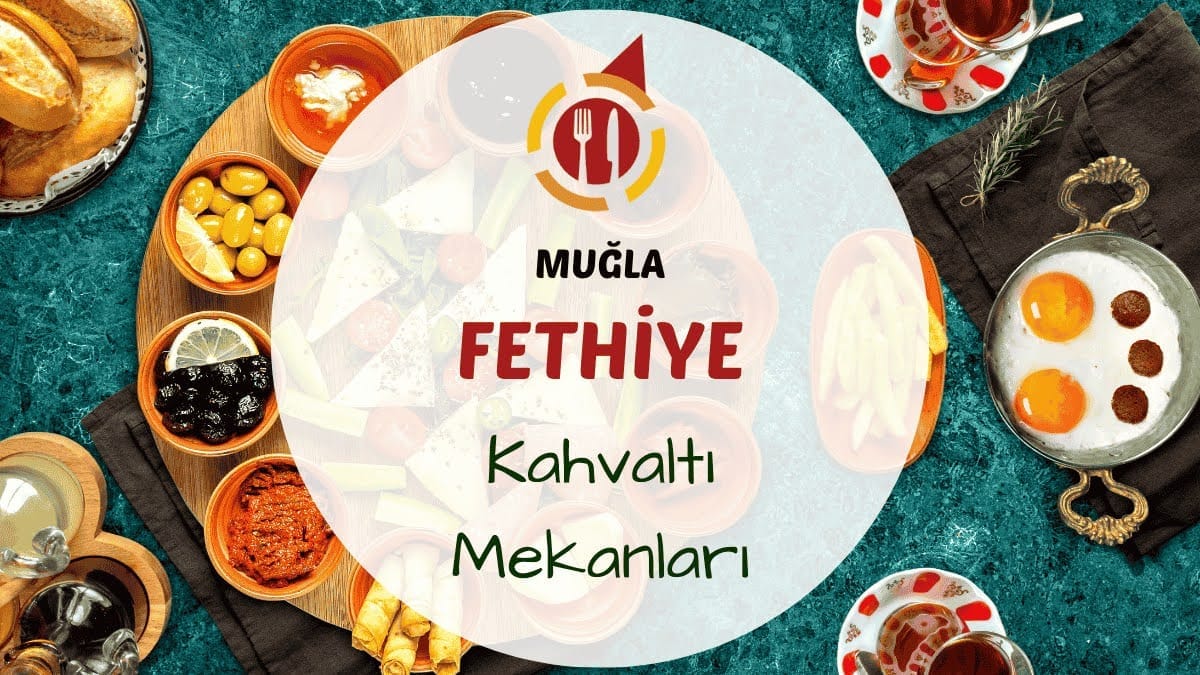 Fethiye'de açık havada serpme kahvaltı sofrası ve deniz manzarası