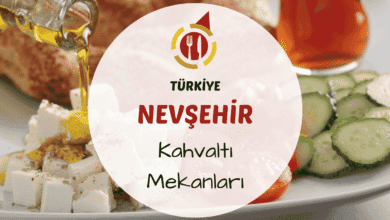 Nevşehir kahvaltı mekanlarını gösteren peribacaları manzaralı, yöresel ürünlerle dolu serpme kahvaltı sofrası görseli