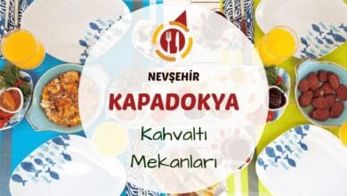 Nevşehir Kapadokya kahvaltı mekanlarını gösteren peri bacaları manzaralı serpme kahvaltı masası görseli