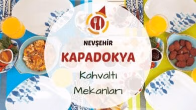 Kapadokya'da teras kahvaltı sofrasında serpme tabaklar ve vâdi manzarası
